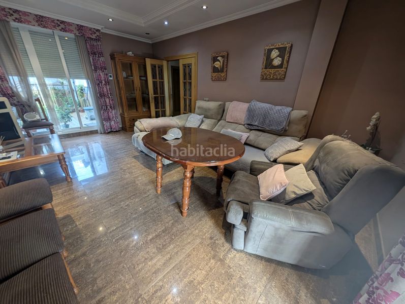 Foto b1ea25b1-ff5c-49ca-aefa-2b0a7ea09837. Casa adossada amb xemeneia a jardín Lucena Lucena