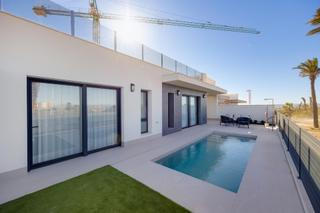 Chalet  Avenida tirso de molina. Villa con piscina privada en torrevieja