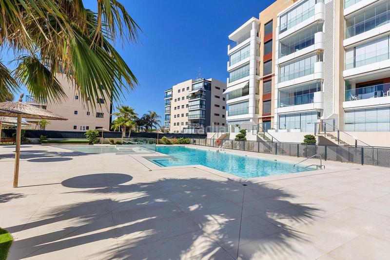 Foto cbcc7ea2-148a-4970-88a5-c52c5c718983. Apartamento moderno apartamento en primera línea en Mil Palmeras, orihuela costa en Pilar de la Horadada
