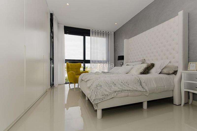 Foto b88026a5-e6b2-4bf0-9b8e-e0bd91a738e5. Chalet con riscaldamento parcheggio piscina in Campoamor Orihuela