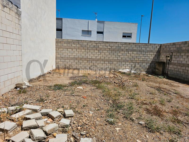 Foto 0b02a0f9-7aca-4445-b99d-0155c4a08302. Terreno residencial terreno en calle caldera. la rinconada. en Rinconada (La)