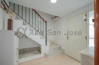 Casa aparellada a Alcalá del Río. Casa pareada en venta en urbanización saturno. alcalá del río