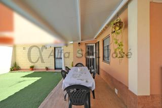 Maison jumelée à Alcalá del Río. Casa pareada en venta en urbanización saturno. alcalá del río