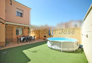 Maison jumelée à Alcalá del Río. Casa pareada en venta en urbanización saturno. alcalá del río