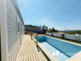 Residential Plot in Airesol. Brutal terreno con muros, puerta y piscina