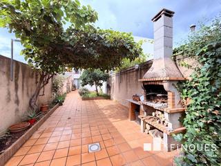 Casa a Poble - Casc Antic. Casa muy bonita con patio y garaje a pie de calle