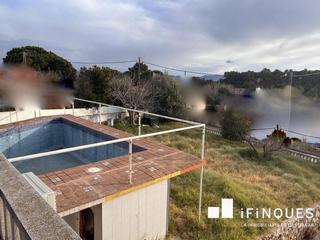 Terrain résidentiel à Santa Eulàlia de Ronçana. Terreno con piscina y conexion a la luz