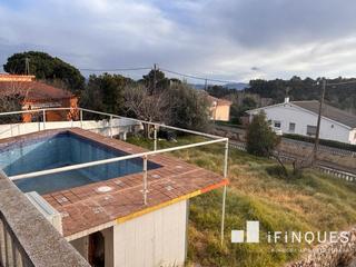 Terrain résidentiel à Santa Eulàlia de Ronçana. Terreno con piscina y conexion a la luz