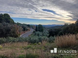 Wohngrundstück in Eixample - Can Bogunyà. Terreno con vistas situado en el pueblo