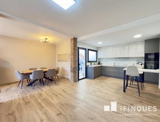 Etagenwohnung in Poble - Casc Antic. Pieza única en castellar