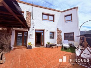 Masia a El Rac�-Sant Feliu del Rac�. Gran casa con la esencia de pueblo de monta�a