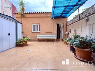 Rez-de-chaussée à Poble - Casc Antic. Sencilla pero bonita planta baja con patio de 30m2