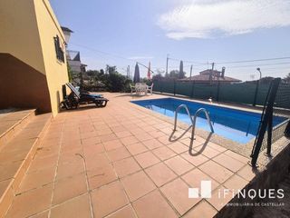 Casa a Bigues i Riells del Fai. Casa acogedora con piscina en la pineda