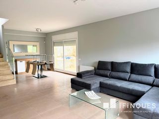 Casa a Castellnou-Can Mir-Can Sol�. Torre con piscina y vistas en les martines, rub�