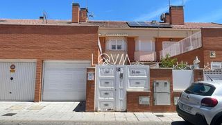 Casa adossada a Alejo carpenter 51. Chalet adosado en urbanización con piscina en parla