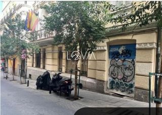 Business premise in Pizarro 14. Local en venta malasaña  5 escaparates  altura excepcional  múlt