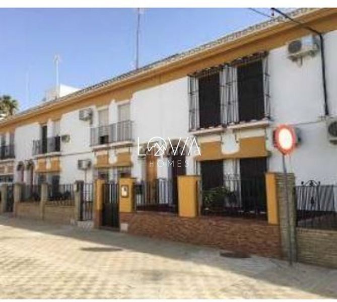 Foto 8a5a079e-d8fd-4acb-bb7c-5082bfc6ee7d. Casa adossada a Salesianos Utrera