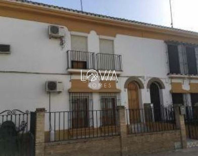 Foto ea2f7fd2-45af-43d9-9fa1-b7bd5b21ea08. Casa adossada a Salesianos Utrera