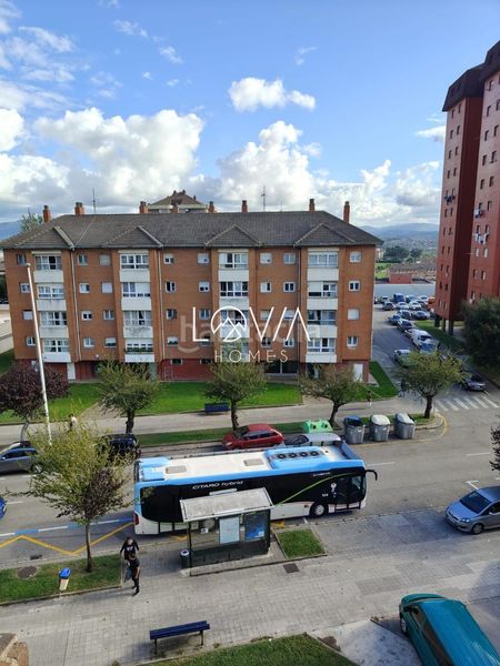 Foto 6ad402a0-87b7-4ec1-b6e6-5c3a9e5c38a1. Piso  de 87 m2 en cardenal herrera oria en Alisal - San Román Santander