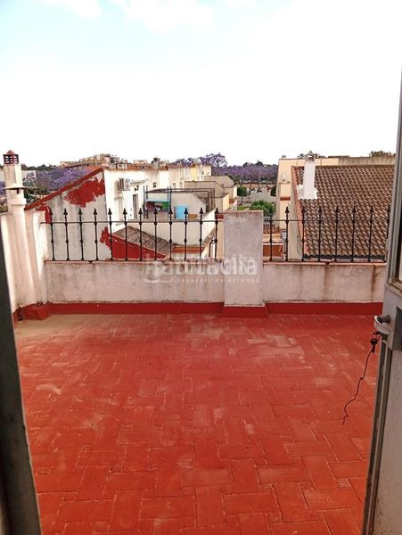 Foto 17282433-280c-4877-97b9-4aa87974ee28. Casa aparellada amb aparcament a Coria del Río