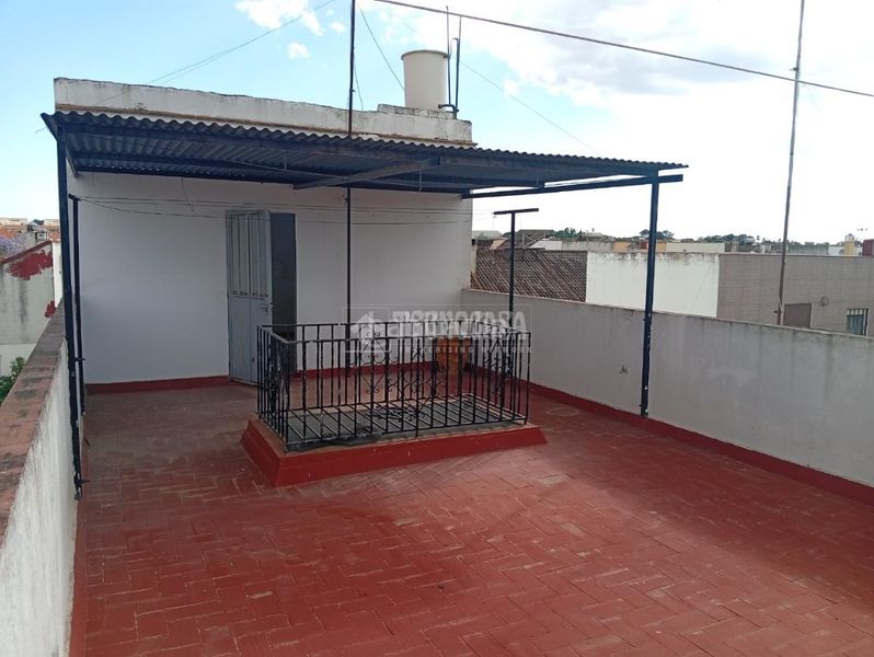 Foto 4d4338e7-8187-4614-888d-3077cca063b7. Casa aparellada amb aparcament a Coria del Río