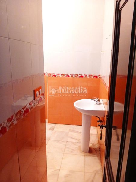 Foto 532084ae-f5c5-4215-a76e-e3ab7a761610. Casa aparellada amb aparcament a Coria del Río