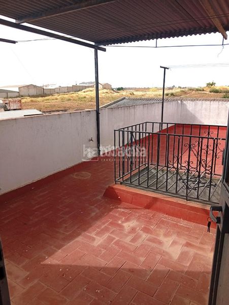 Foto 80388b57-f6c0-426b-88b9-629f71732fc9. Casa aparellada amb aparcament a Coria del Río