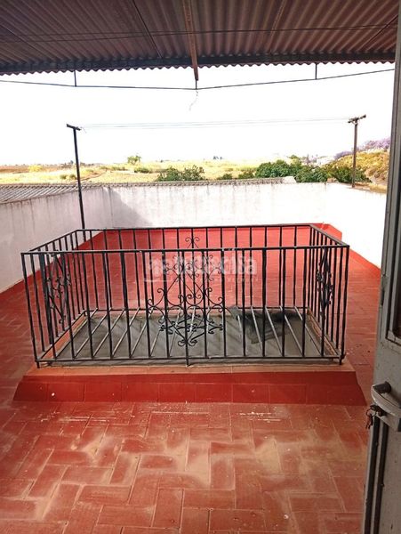Foto a003e621-c50b-4fe2-85d9-5626e322bbcb. Casa aparellada amb aparcament a Coria del Río