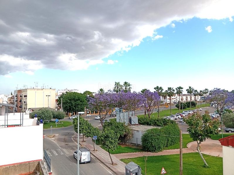Foto a0cb848d-7679-4fcb-a00b-ae0aa29ebf32. Casa aparellada amb aparcament a Coria del Río