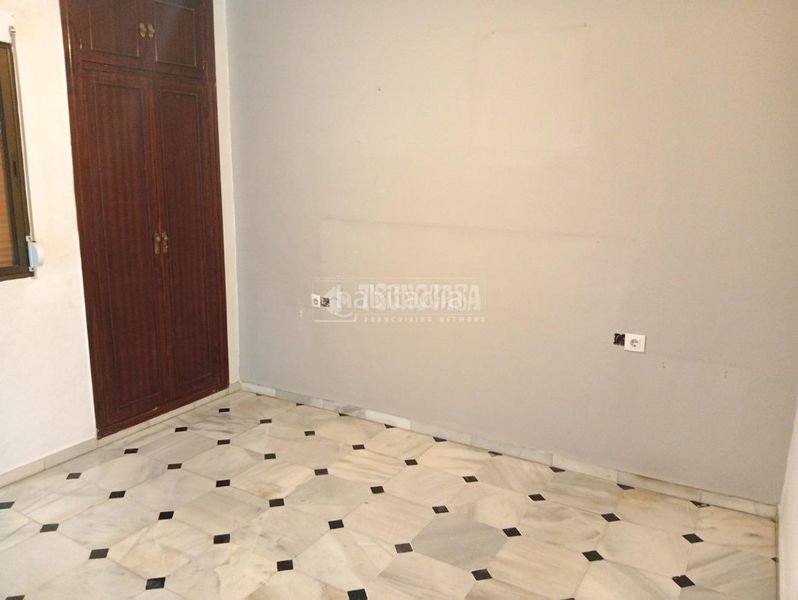 Foto b1aeefcb-f01a-4981-bf63-5186667bc11b. Casa aparellada amb aparcament a Coria del Río