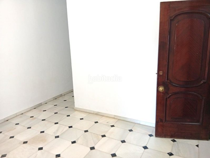 Foto b2f7f5e2-86a6-4f51-92cf-d99284b40832. Casa aparellada amb aparcament a Coria del Río