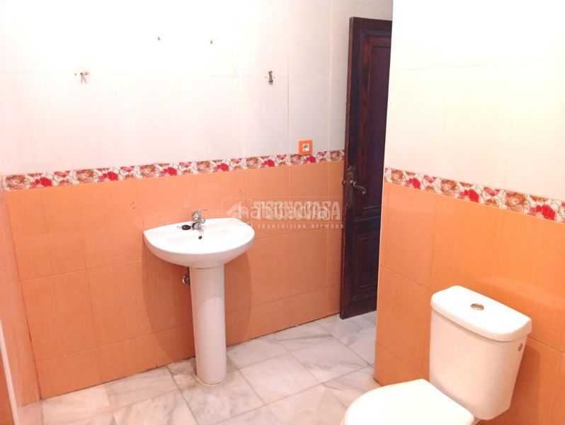 Foto bc59855b-3fd4-427f-aab8-466cc2436cf7. Casa aparellada amb aparcament a Coria del Río