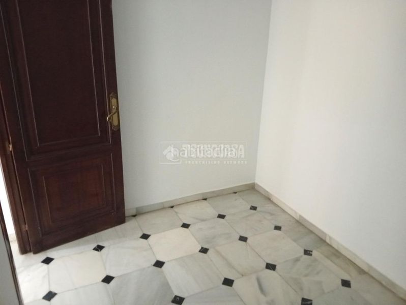 Foto cd3ccf80-f750-4e9a-b84a-670fa87720d6. Casa aparellada amb aparcament a Coria del Río