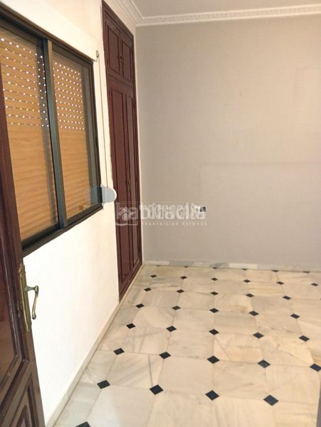 Foto f2f1e592-f4ce-40a0-be11-4a8339699569. Casa aparellada amb aparcament a Coria del Río