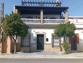 Casa aparellada a Coria del Río. Casa en venta en coria del río