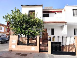 Casa aparellada a Coria del Río. Casa en venta en coria del río