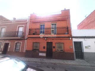 Casa aparellada a Coria del Río. Casa en venta en coria del río