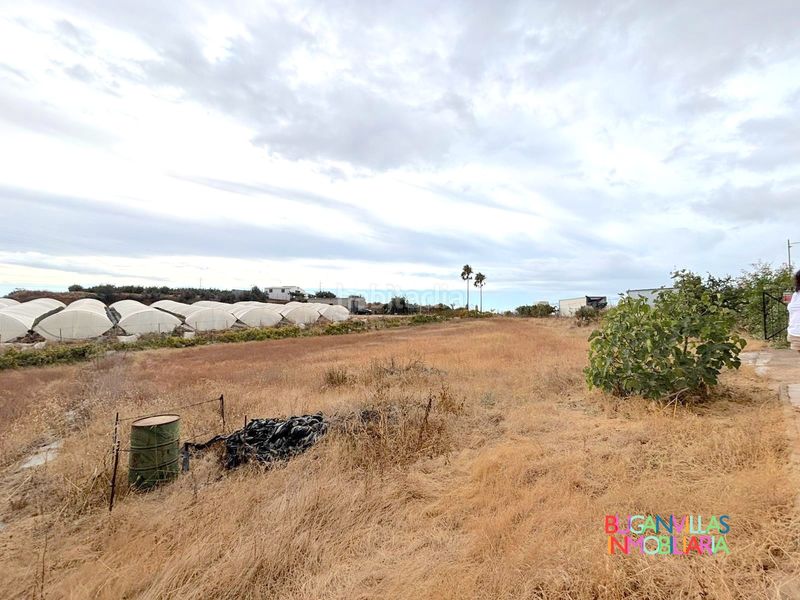 Foto b7ab7602-f99e-497a-85cf-e350fa49b7c9. Masia amb xemeneia aparcament a Lepe