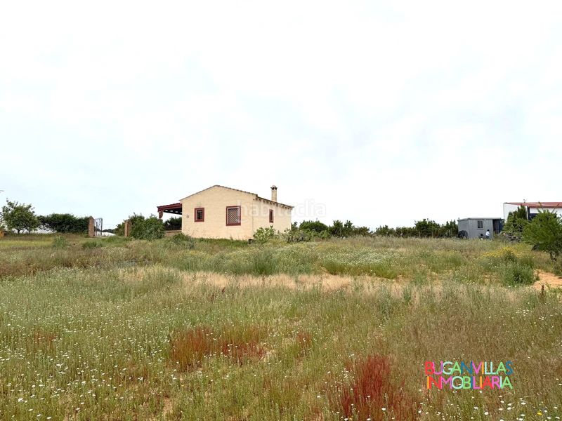 Foto fe3b6374-6482-4b57-9818-7e956ddbba43. Masia amb xemeneia aparcament a Lepe