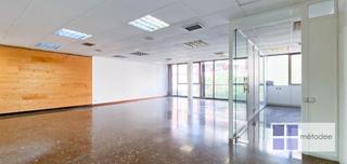 Miete Büro  Carrer d'aragó. Oficina luminosa y excelente localización