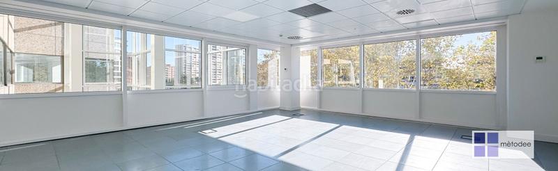 Foto 0fe1fe98-3c5e-48f3-ad3e-f5ca7fa36ec2. Rent office space with heating in Sants Barcelona