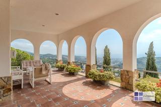 Location Chalet  Carrer priorat. Chalet exclusivo con vistas panorámicas al mar en alella (el mar
