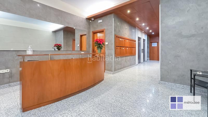 Foto bc3f54a5-e060-491f-8eab-4c31040f250f. Alquiler oficina  impecable muy luminosa en Barcelona