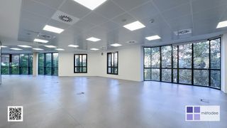 Miete Büro  Carrer d'ausiàs marc. Oficina luminosa con despachos acristalados