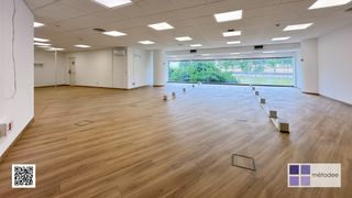 Miete Büro  Carrer de frederic mompou. Oficina diafana con luz natural