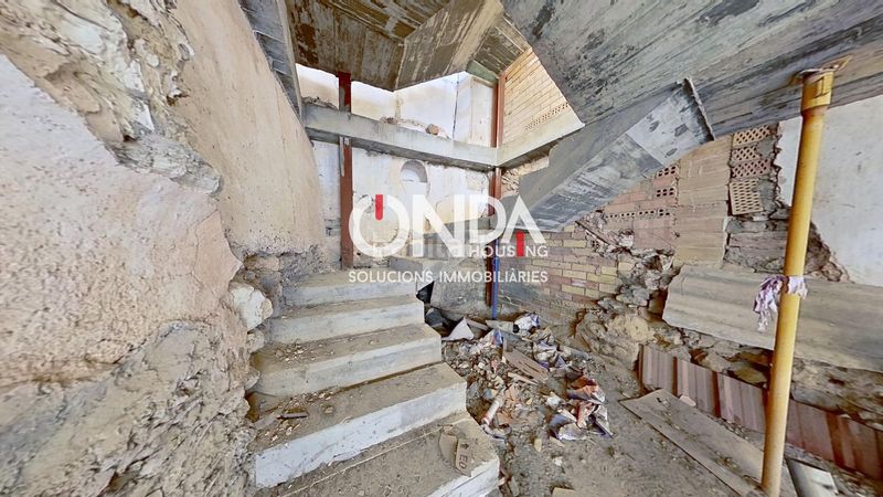 Foto 5d05fe8c-667b-4048-a713-88ef906e75bb. Edifici a mig a Castell de Mur