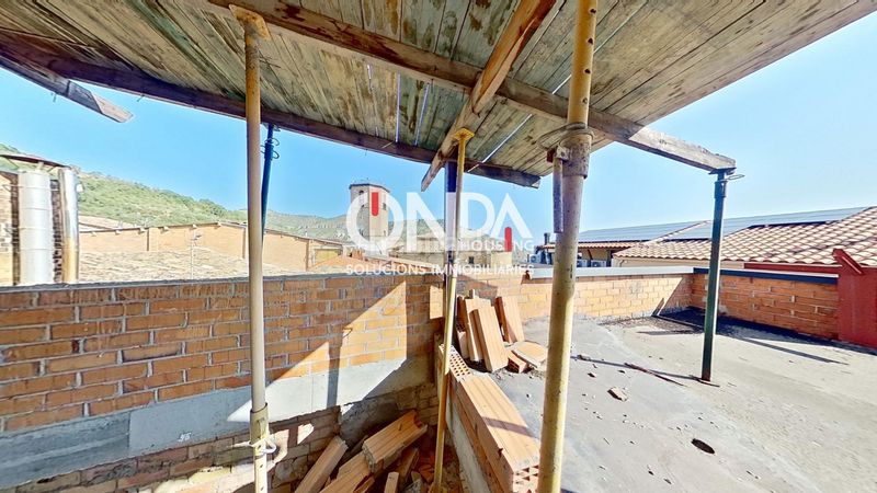 Foto 5f1d8811-cc61-446a-a113-956152f6dd96. Edifici a mig a Castell de Mur