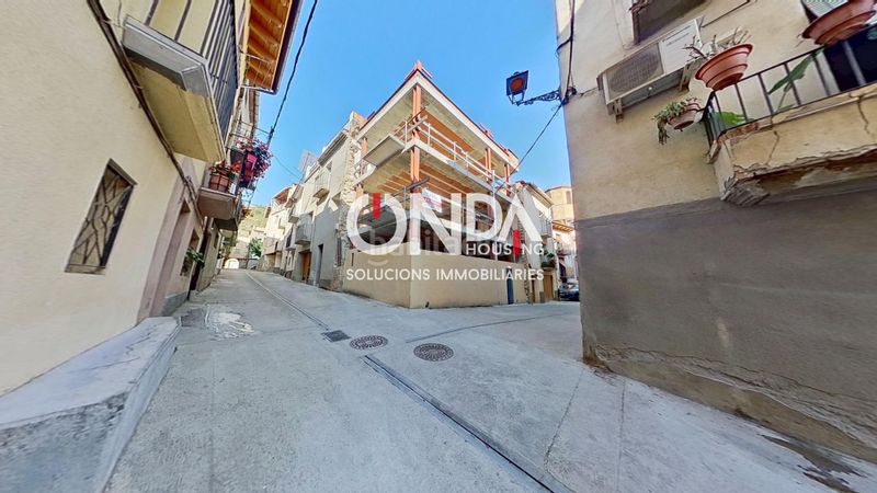 Foto 89579a5e-9dfb-4b3f-bb8a-2a98ef1c0548. Edifici a mig a Castell de Mur