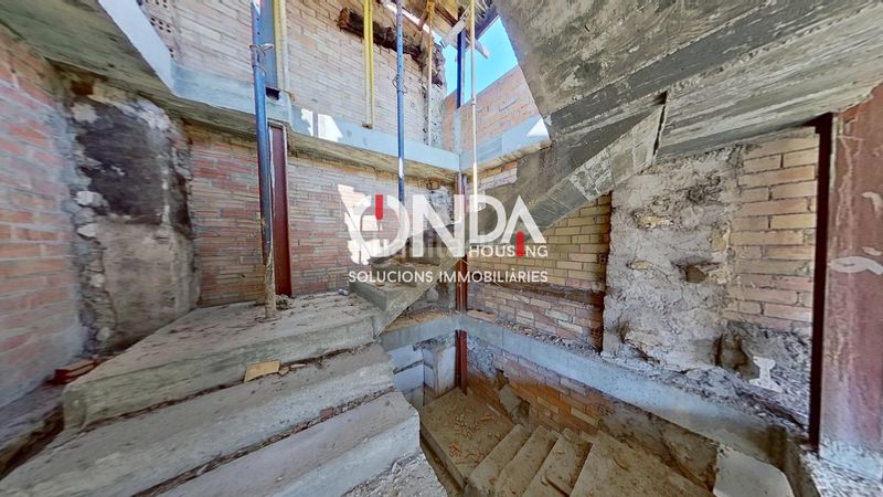 Foto 912913e4-ae8b-4056-82a2-919c1e4de0a8. Edifici a mig a Castell de Mur