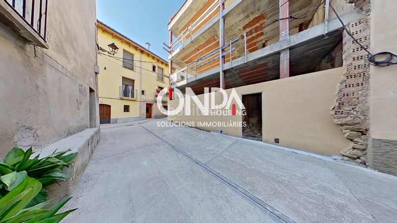 Foto cb9fced2-51cb-431a-ba37-89b06a9d3881. Edifici a mig a Castell de Mur